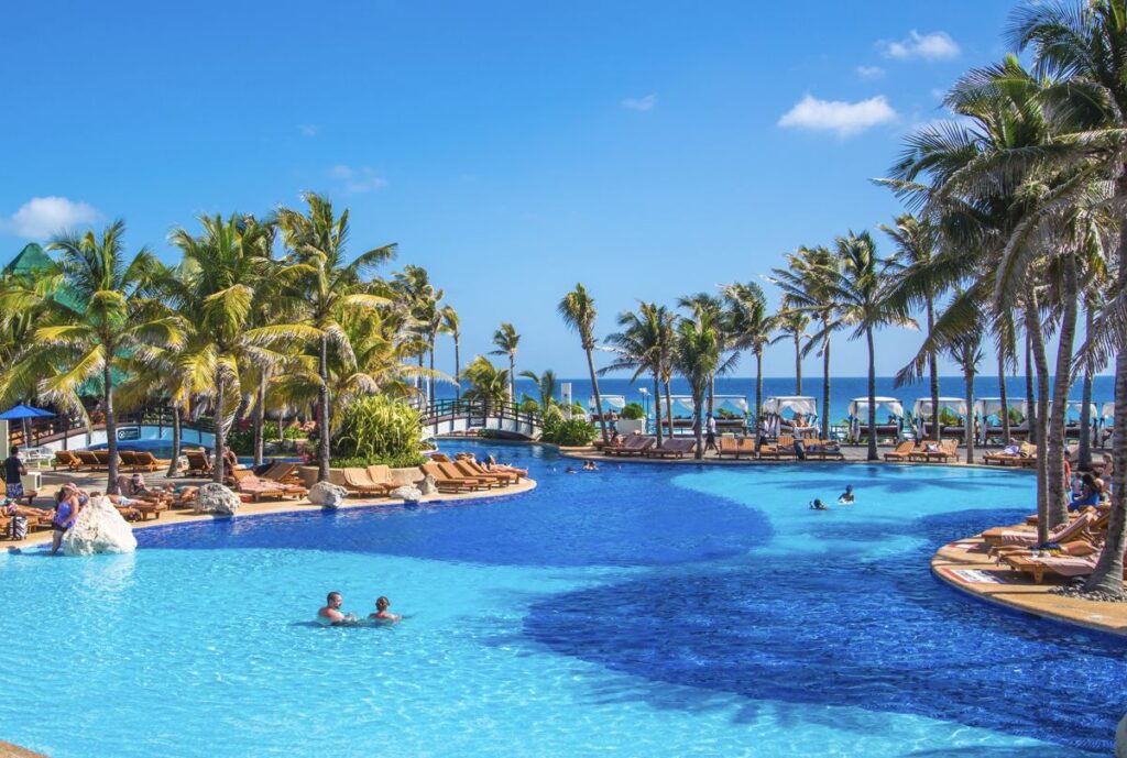 Cancún y Punta Cana ven un aumento en los turistas internacionales mientras Cuba y Jamaica enfrentan niveles de crisis Cancún y Punta Cana ven un aumento en los turistas